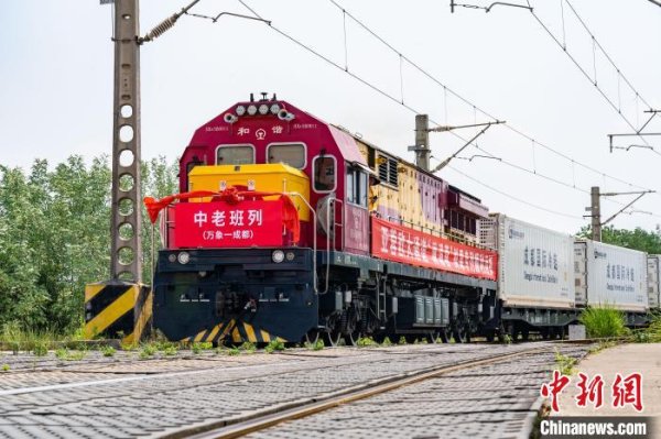 配亿多 中老国际班列2025年首趟东南亚水果混运专列抵蓉